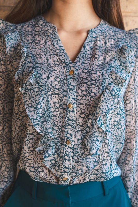 Vue rapprochée sur un chemisier imprimé paisley ANAE, mettant en valeur les détails raffinés et les boutons contrastants.