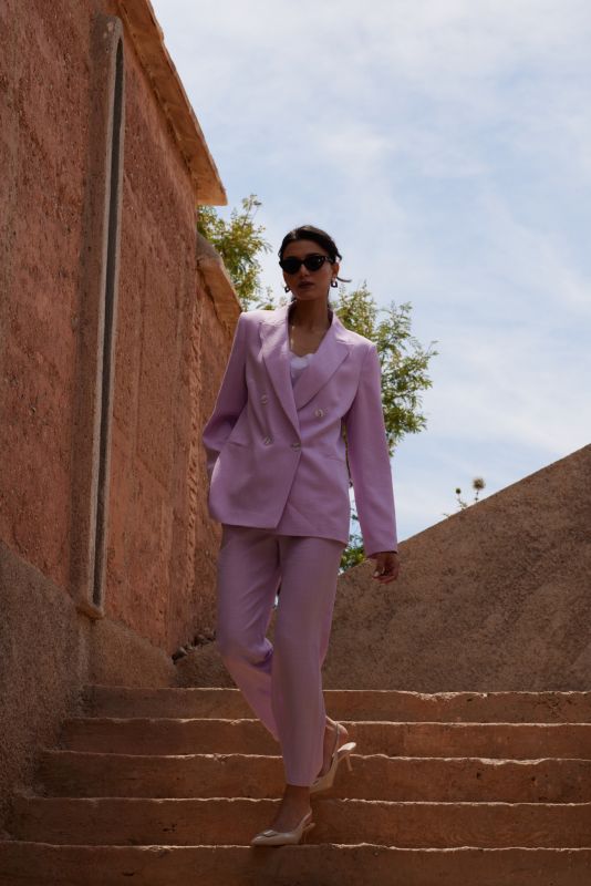 Gros plan de la veste Teresa lilas, mettant en valeur sa coupe et ses boutons.