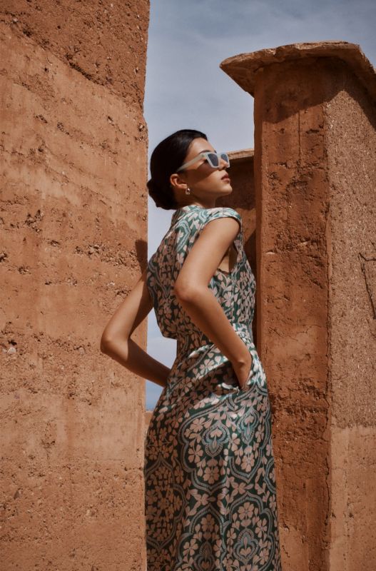 Gros plan sur la robe Aude à motifs floraux verts, détaillant le motif et la ceinture nouée.