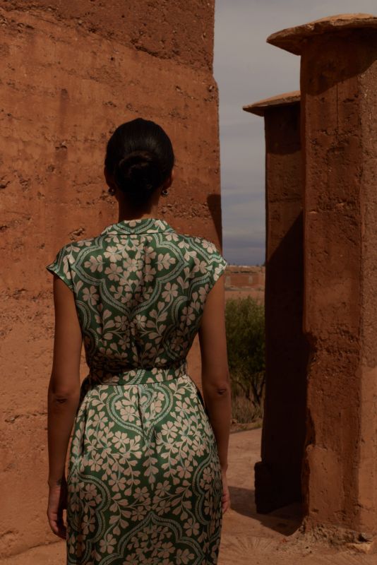 Gros plan sur la robe Aude à motifs floraux verts, détaillant le motif et la ceinture nouée.